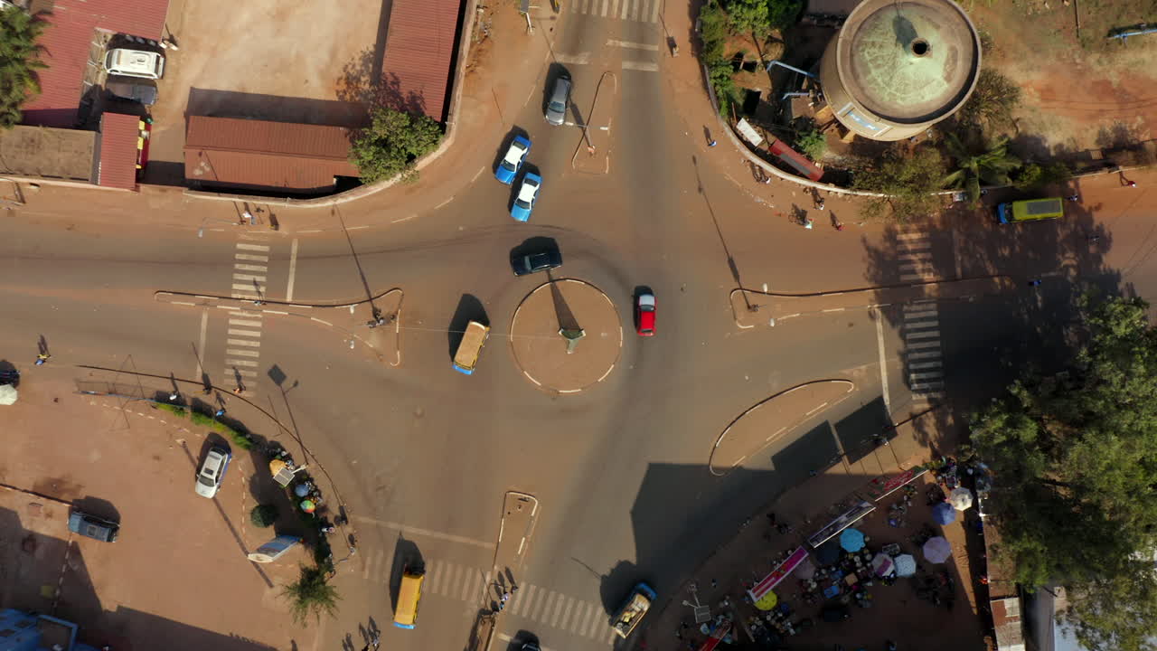 transporte terrestre y peatones en la rotonda de la ciudad de bissau, guinea-bissau. fotografía aérea de arriba hacia abajo