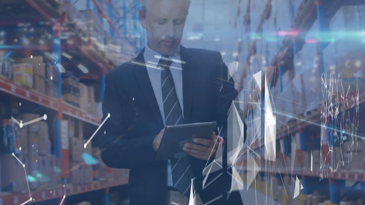 анимация дорожного движения и соединений над бизнесменом с помощью планшета в складе судоходного центра