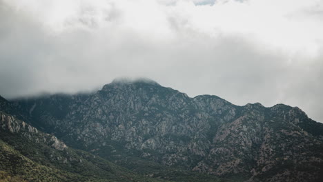 Hermosas-Nubes-Rodando-Sobre-La-Montaña-Rocosa-En-El-Cañón-De-Madera-En-Arizona---Lapso-De-Tiempo