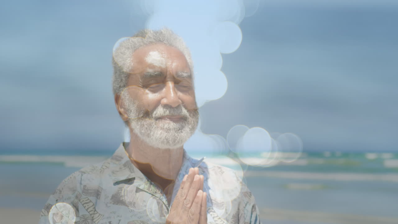 Animation von Lichtflecken über einem älteren Mann gemischter Herkunft beim Yoga und Meditieren