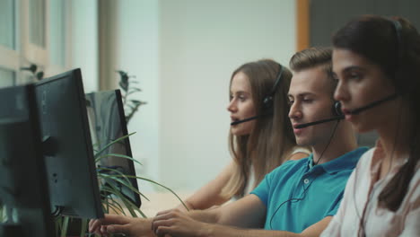 el equipo del centro de llamadas se comunica con los clientes. los jóvenes que trabajan en el centro de llamadas