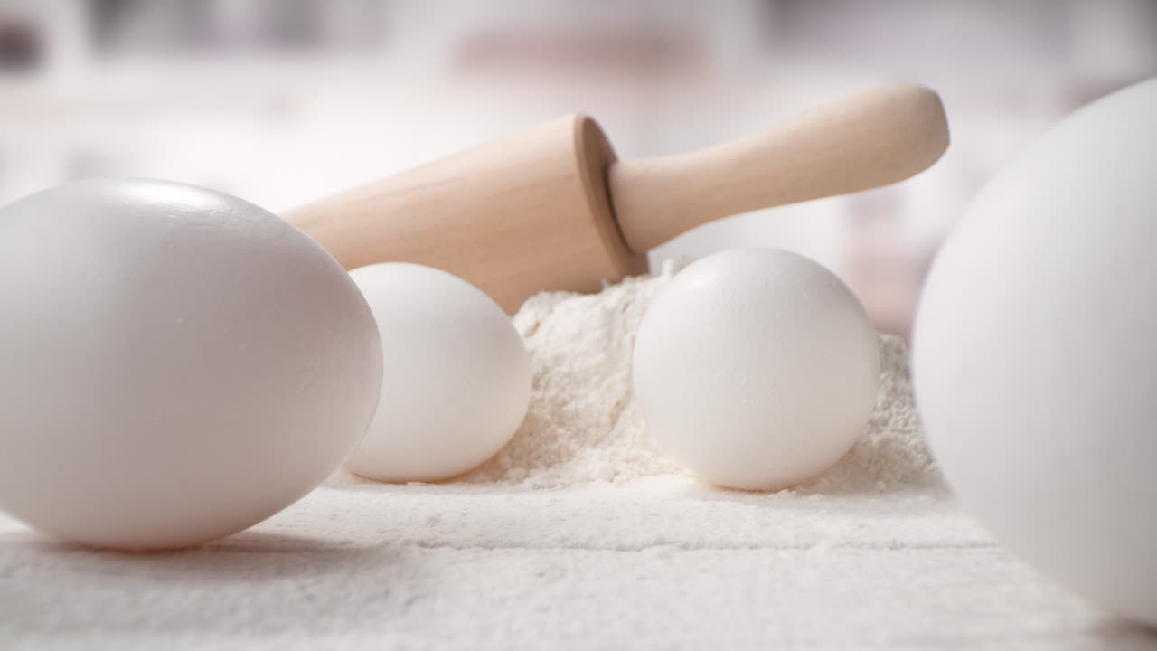 테이블 위에 놓인 베이킹 도구, 달 및 밀가루 - 케이크 또는 의 재료, 느린 동작으로 돌리