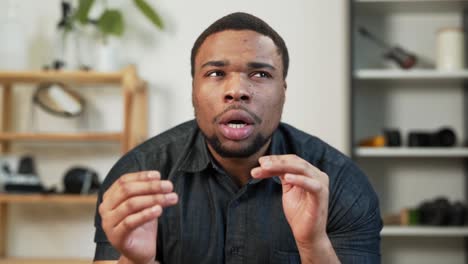 retrato de primer plano de un hombre negro cuyos ojos duelen y arden