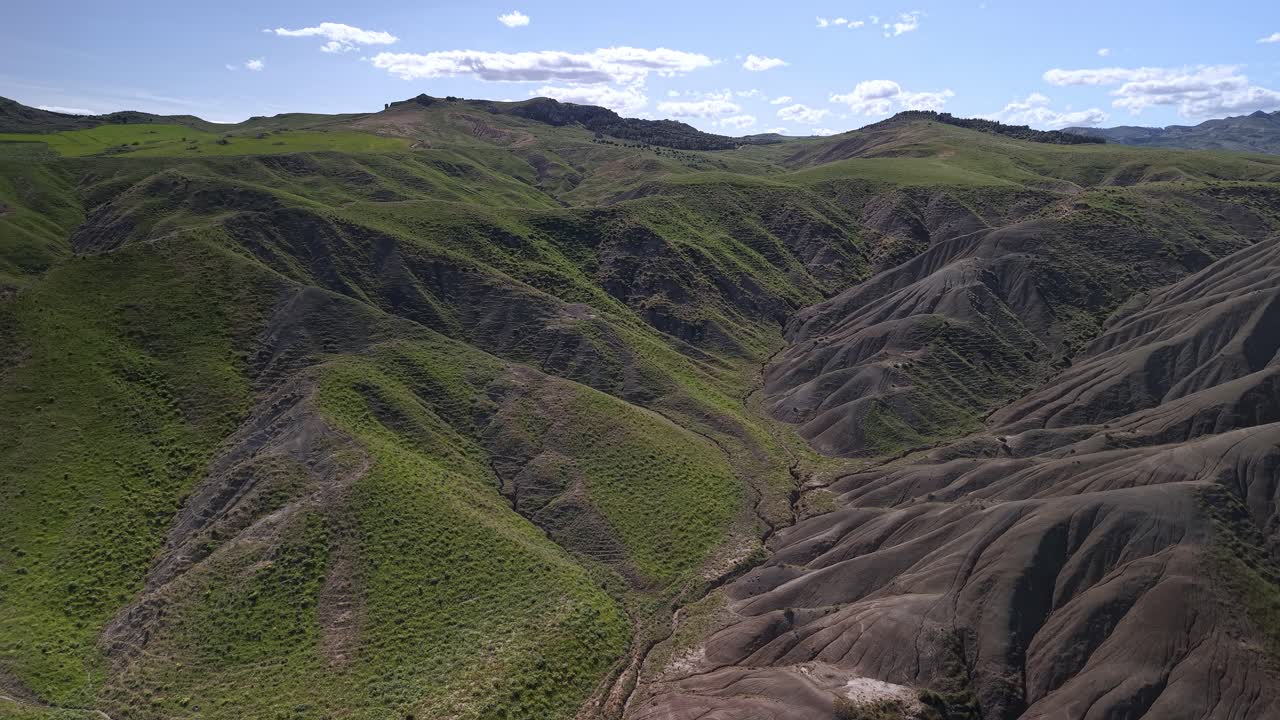 Paesaggio aereo con drone delle formazioni geologiche dei Calanchi del Cannizzola, Sicilia