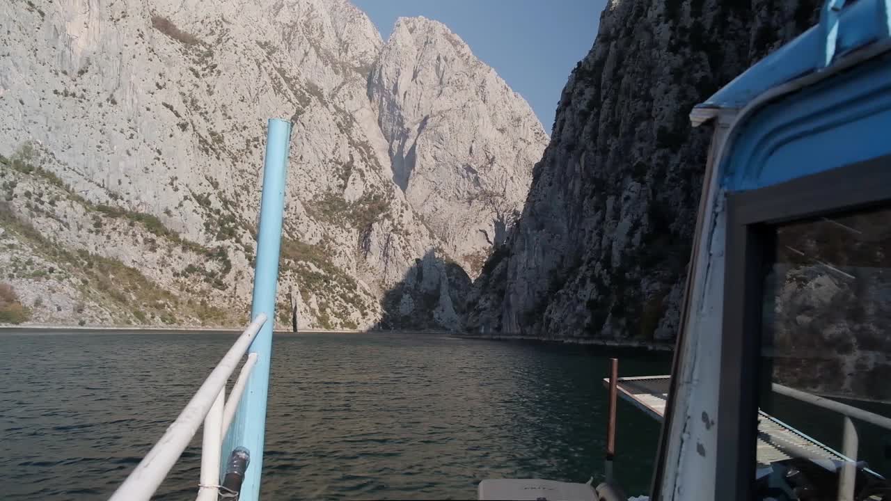 albania lago komani - ferry a valbona