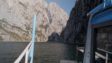 Albanien-Komani-See---Fähre-Nach-Valbona