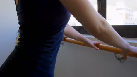 Group-of-women-exercising-on-the-barre-4k