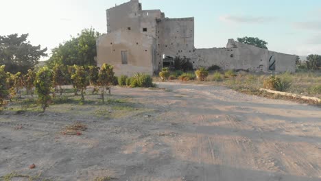 Volando-Bajo-Sobre-Una-Granja-Abandonada-En-La-Zona-Rural-De-Sicilia,-Italia,-Aérea