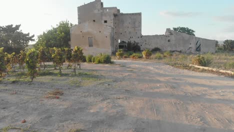 vuelo bajo sobre una granja abandonada en la zona rural de sicilia, italia, aéreo