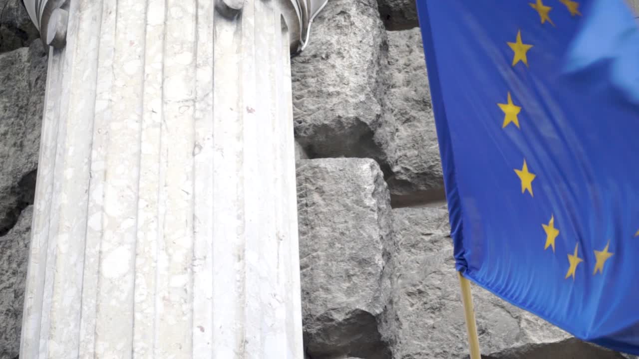 Bandiera sventolante dell'Unione Europea