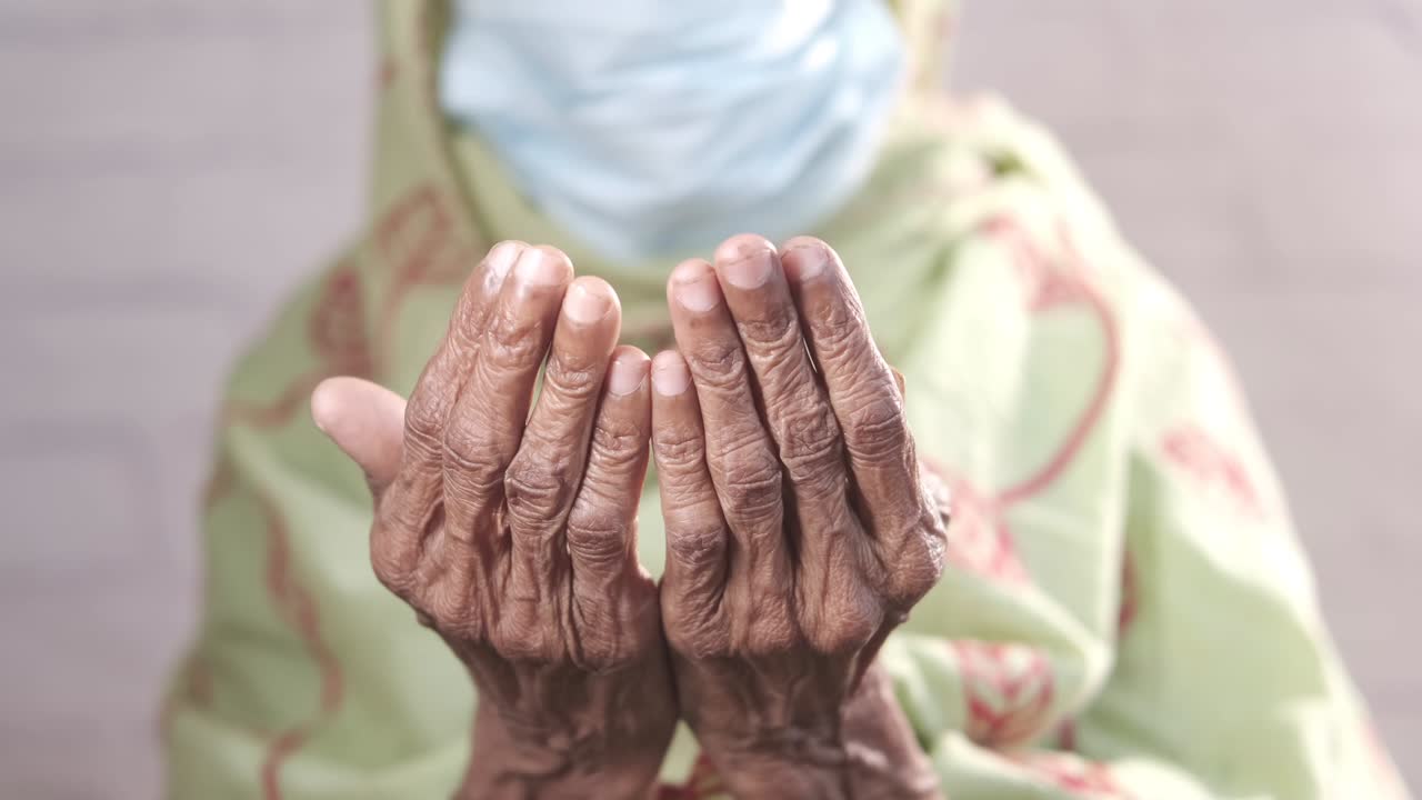 얼굴 마스크 를 착용 한 고위 여성 들 이 라마단 에서 기도 하고 있다