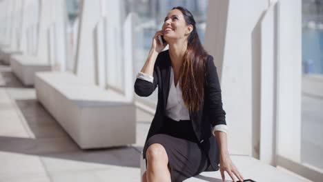 joven mujer de negocios hablando en su teléfono inteligente