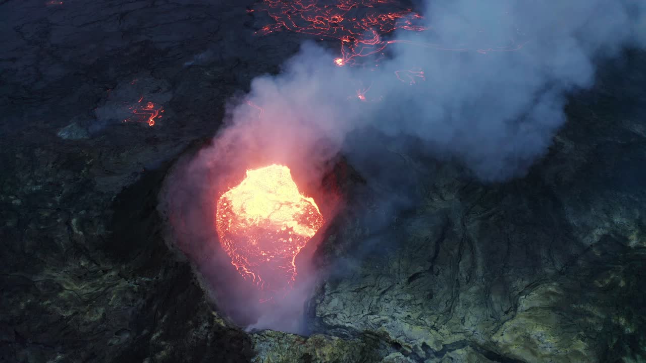 lava burbujeante en la boca del volcán durante la erupción de geldingadalur en islandia - toma aérea de drones