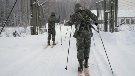 personal militar en raquetas de nieve