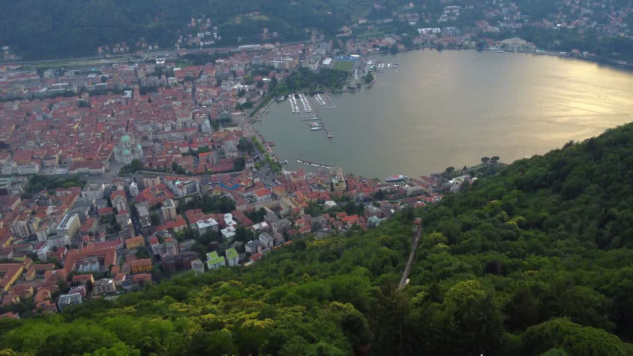 video aéreo de drones del lago como y como al atardecer