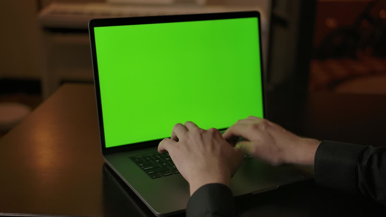 trabajador del centro de llamadas en casa hablando con el cliente con auriculares