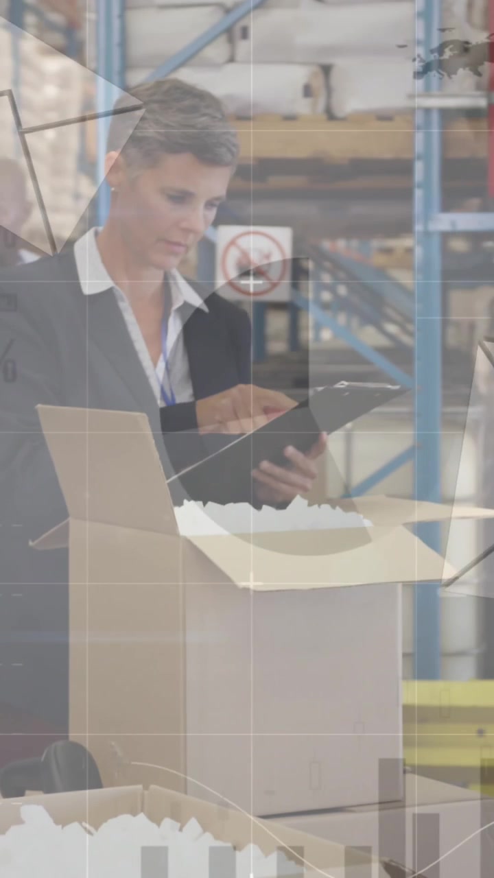 Animazione di elaborazione dati finanziari e icone di buste su diversi lavoratori in magazzino.