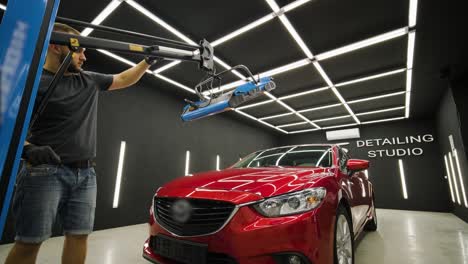 las lámparas rojas para el secado del revestimiento cerámico están detrás del coche