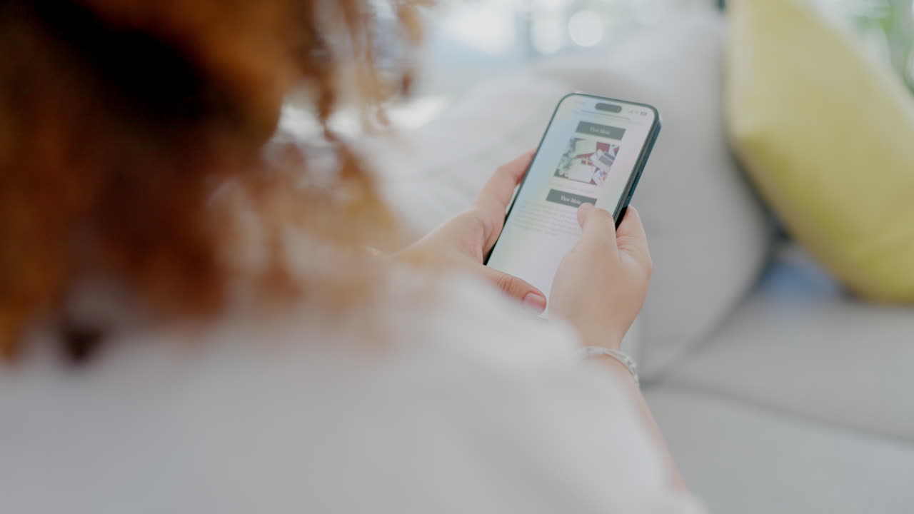 manos, teléfonos inteligentes y compras de alimentos para mujeres