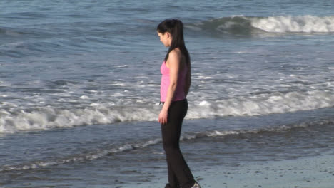 Frau-Genießt-Das-Strandleben