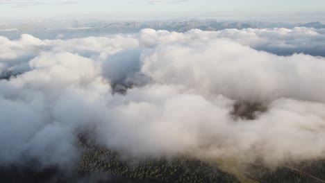 drone en nubes en las montañas
