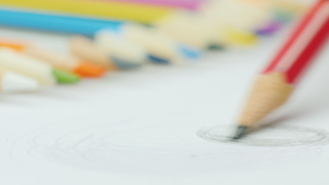 dibujar con lápiz sobre papel de cerca