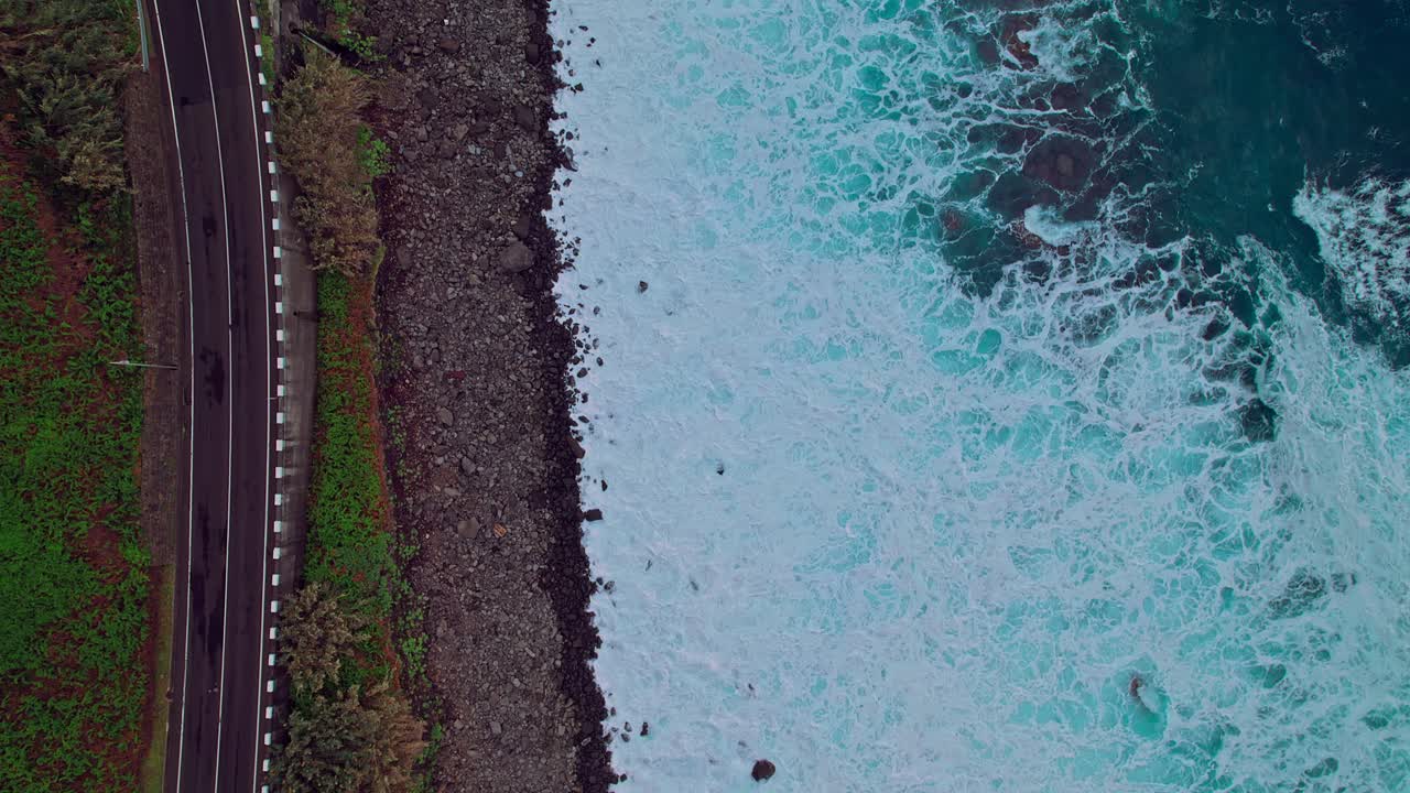 vista aérea de la costa de la isla de madeira, vista de pájaro inclinándose hacia arriba y moviéndose hacia atrás