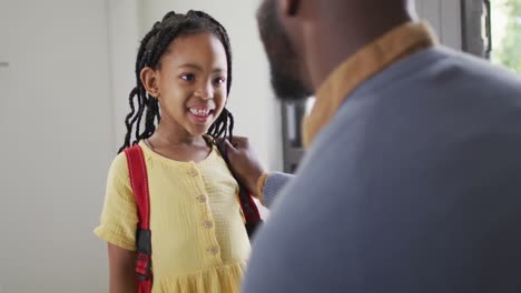 Glücklicher-Afroamerikanischer-Vater,-Der-Mit-Seiner-Tochter-Spricht,-Bevor-Er-Zur-Schule-Geht