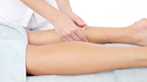 Physiotherapeut-Macht-Eine-Fußmassage