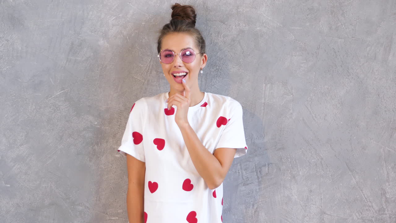 una mujer joven con un atuendo de moda.