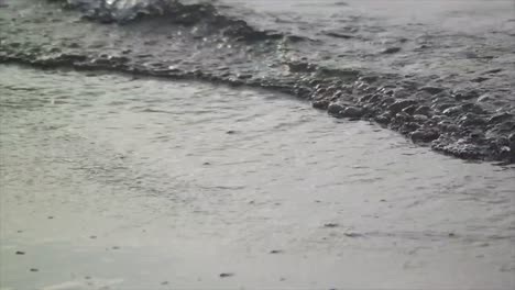 Cerca-De-Ondas-De-Agua-En-Cámara-Lenta-En-La-Playa