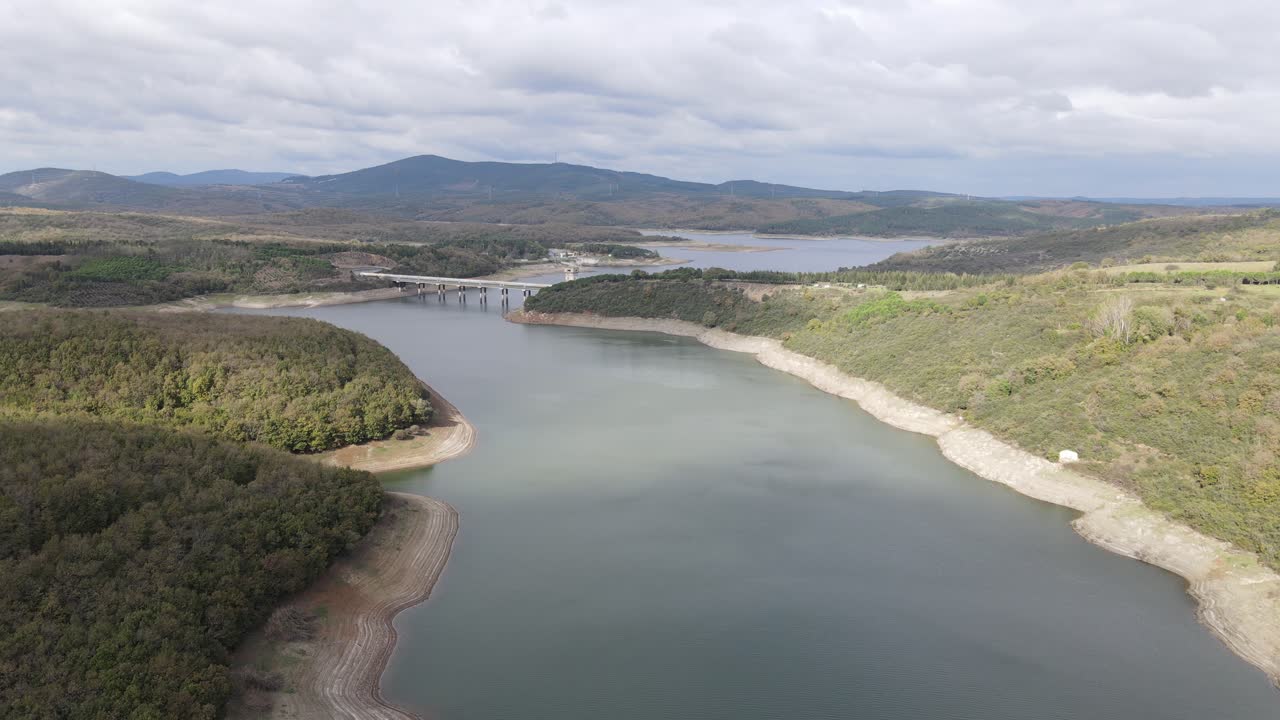 dron aéreo del lago natural 2