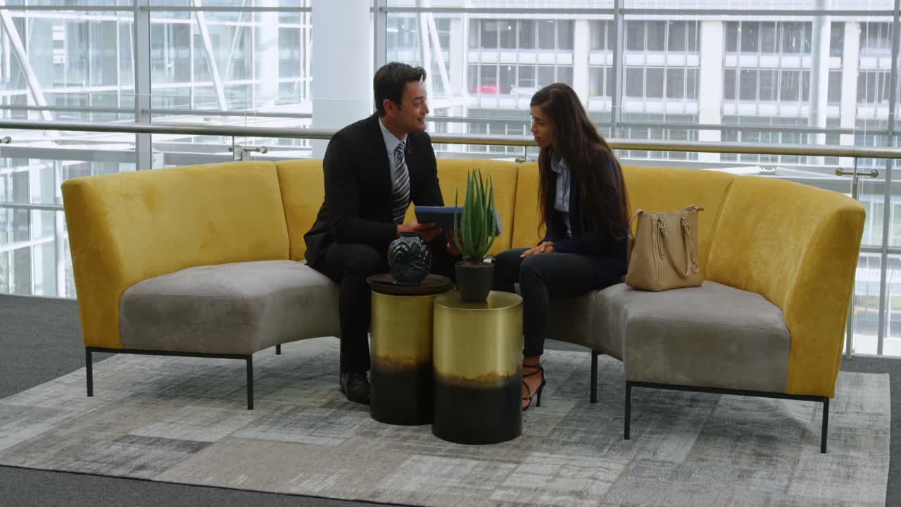 사업가 들 이 소파 4k 에 있는 문서 를 논의 하고 있다