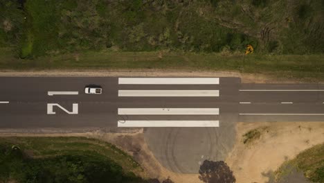 vista de arriba hacia abajo de la pista de aterrizaje de emergencia en la carretera rural en uruguay