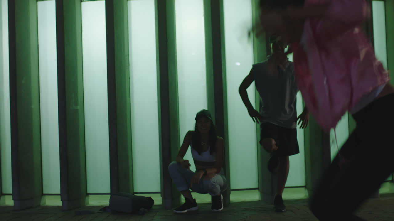 춤추는 여자 젊은 행복한 거리 댄서 움직임 공연 프리스타일 움직임 친구들이 시청 응원 밤에 도시에서 춤을 즐기고