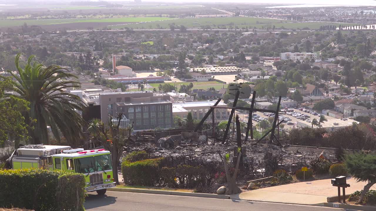2017년 캘리포니아 벤추라 카운티에서 발생한 토마스 화재 이후 불에 탄 집의 잔해를 소방차가 지나가고 있습니다.
