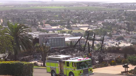 Un-Camión-De-Bomberos-Pasa-Por-Los-Restos-Carbonizados-De-Una-Casa-Tras-El-Incendio-De-Thomas-De-2017-En-El-Condado-De-Ventura,-California