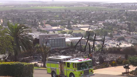 un camión de bomberos pasa por los restos calcinados de una casa tras el incendio de thomas en 2017 en el condado de ventura, california