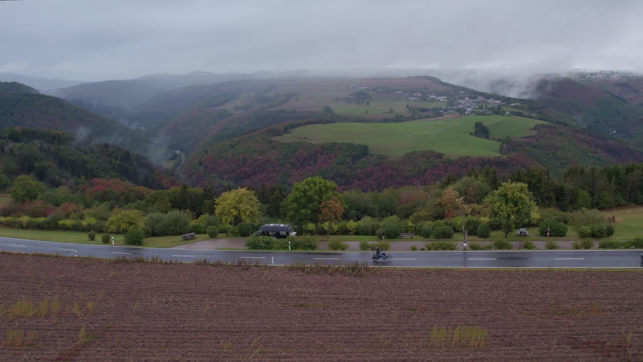 구름이 많은 날에 부르세이드 룩 ⁇ 부르크의 작은 도로에서 순항하는 오토바이, 항공