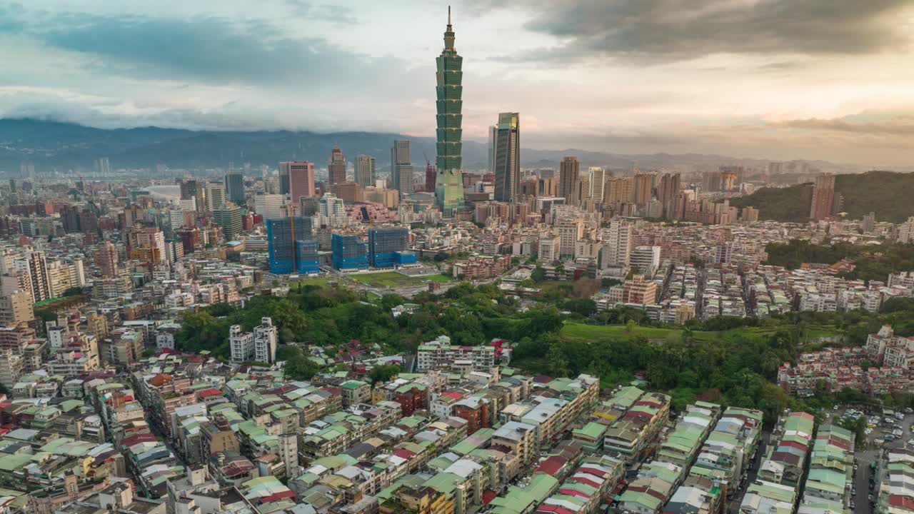 hiperlapso de vuelo sobre la ciudad de taipei, el parque, los edificios y la torre 101 durante el día nublado, taiwán