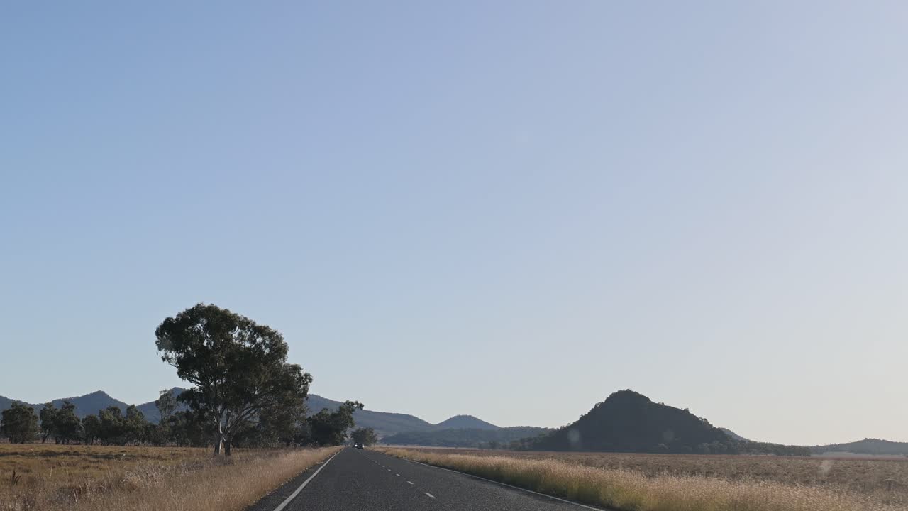 산 과 나무 들 사이 의 도로 에서 이동 하는 차