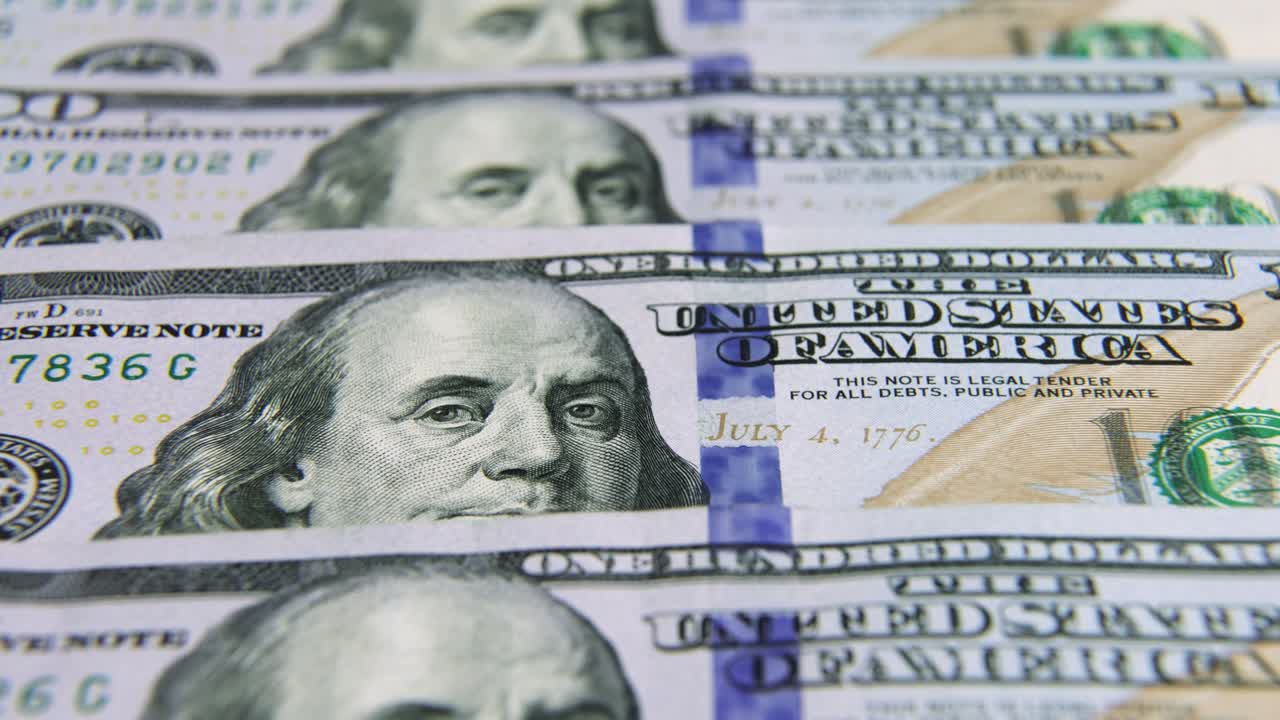 billetes de dólar estadounidense, dinero de papel, moneda de tasa de cambio. billetes de efectivo. el concepto de finanzas e inversión. cien dólares estadounidenses. economía empresarial