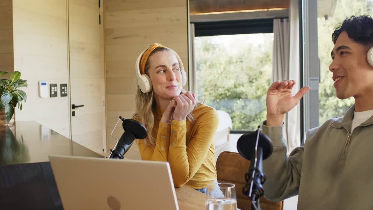 Verschiedene Angestellte, die die Hand heben und in ein Mikrofon sprechen, nicken und für einen Home-Studio-Podcast antworten