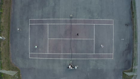 Disparo-De-Dron-De-Vista-Superior-De-4k-Saliendo-De-La-Cancha-De-Tenis-Al-Aire-Libre