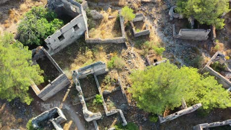 Vista-Aérea-De-Drones-De-Arriba-Hacia-Abajo-De-Las-Ruinas-Abandonadas-Del-Famoso-Pueblo-Fantasma-De-Kayakoy-En-Fethiye-Turquía-En-Un-Día-Soleado-De-Verano