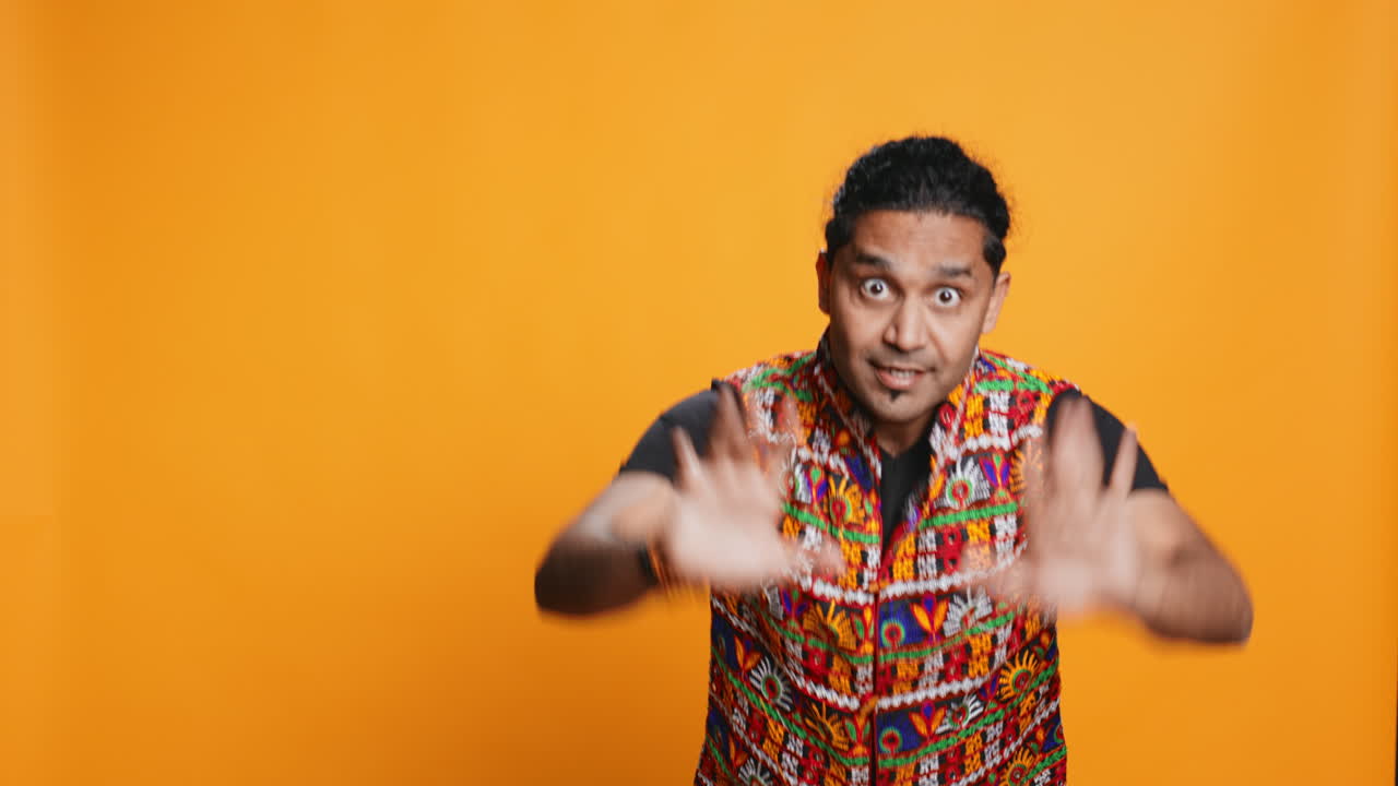 persona autorizada haciendo una firme señal de parada gestando, fondo de estudio