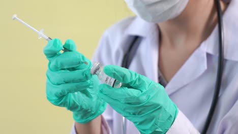 un médico experto prepara la vacuna con competencia antes de la inyección