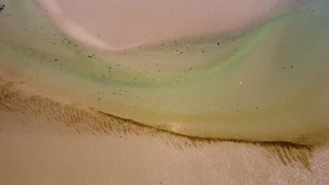 Tropische-Sandinseln,-Durch-Die-Ein-Türkisfarbener-Fluss-Fließt
