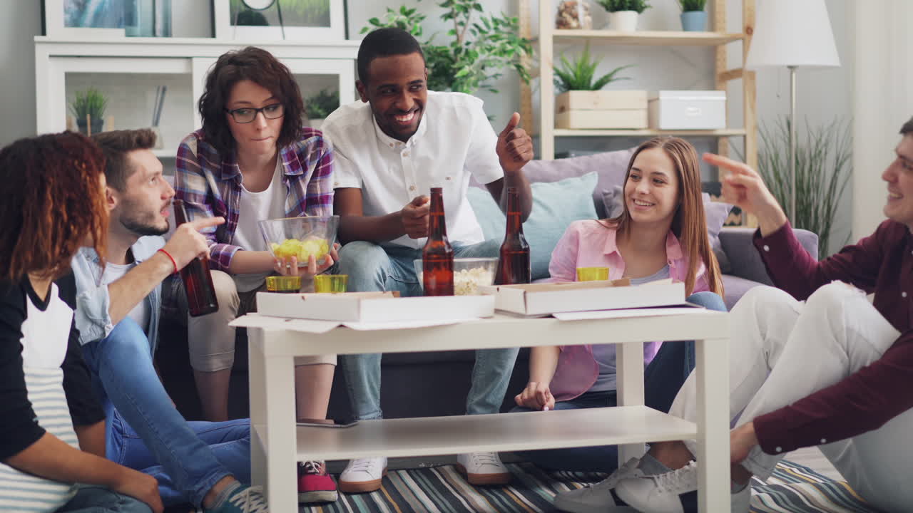 amigos disfrutando de una fiesta en casa