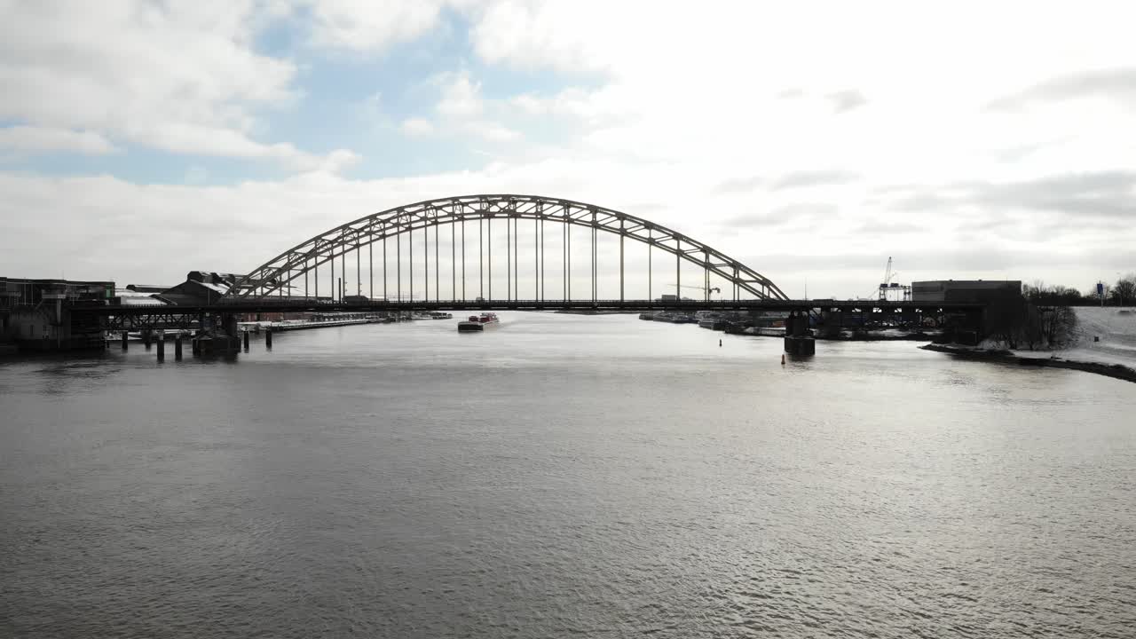 산업 도시 지역 의 강 을 가로지르는 도로 다리 의 공중 사진